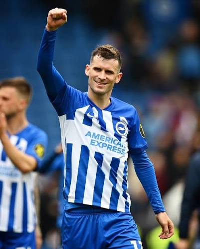 Pascal Gross Brighton formasıyla taraftarları selamlıyor